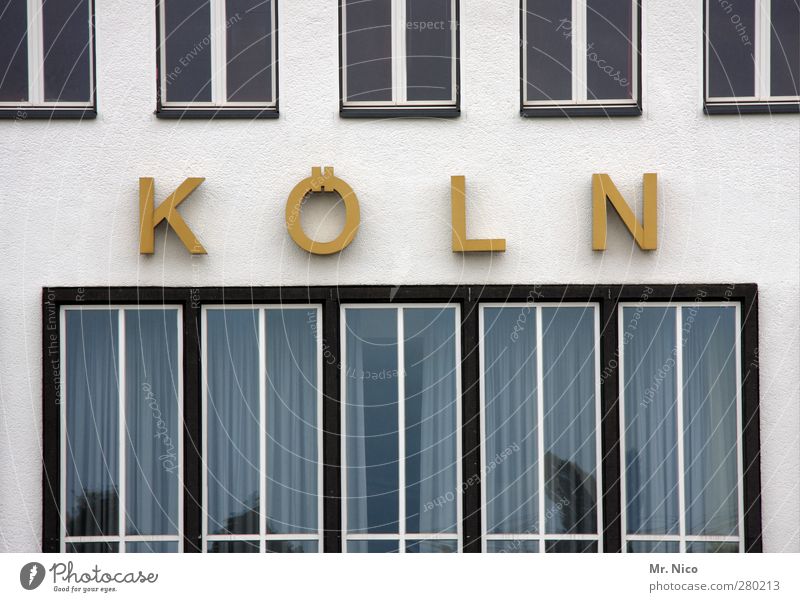 K Ö L N Stadt Bauwerk Gebäude Architektur Fassade Fenster gelb gold Köln Logo Bürogebäude Industriegelände Altbau Glasscheibe Fensterscheibe Typographie Heimat