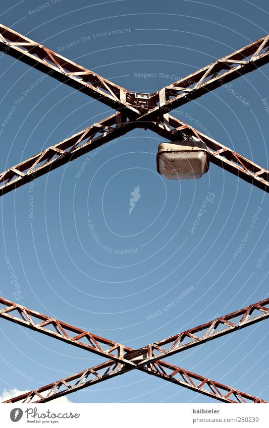 Brückentechnologie alt blau rot Ordnung Verfall Vergänglichkeit Rost Geometrie Lampe Eisenbrücke Wolken Stahlträger Strebe gekreuzt Verkehr Infrastruktur