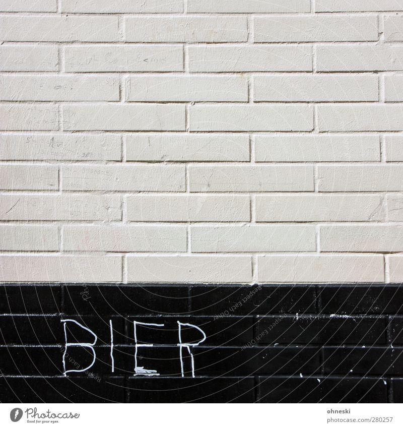 Prost Getränk Erfrischungsgetränk Alkohol Bier Haus Mauer Wand Fassade Schriftzeichen Graffiti schwarz weiß Typographie Farbfoto Gedeckte Farben Außenaufnahme