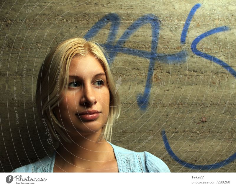 Stadtfrau Mensch feminin Junge Frau Jugendliche 1 18-30 Jahre Erwachsene blond selbstbewußt Coolness Optimismus Graffiti Wand Beton Außenaufnahme Kunstlicht