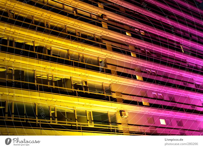 City Nord 1 Lichtspiel Hafenstadt Stadtzentrum Menschenleer Gebäude Architektur Fassade Fenster Blick außergewöhnlich gelb violett rosa Farbfoto Außenaufnahme