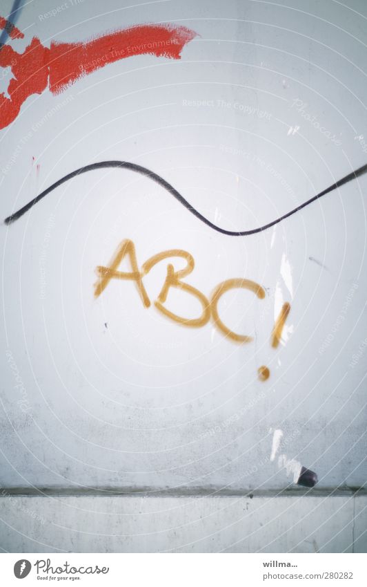 ABC - Beginn des Alphabets Buchstaben Text Schriftzeichen Schule Bildung Graffiti Linie Mauer Wand Fassade Lateinisches Alphabet grau rot Sinus Sinuskurve