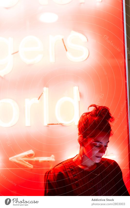 Attraktive, stylische Dame mit Smartphone in der Nähe von Neonröhren. Frau Stil PDA trendy neonfarbig Tel Aviv Israel Handy Schickimicki Straße Ohrringe Licht