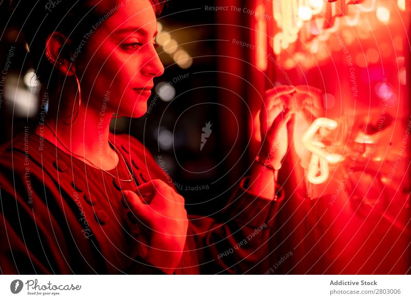 Dame in der Nähe von roten Neonlichtern Frau neonfarbig Licht Hand Tel Aviv Israel Nacht Straße Illumination Abend Phantasie ultraviolett Jugendliche Lifestyle