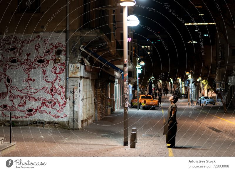 Stilvolle Dame in der Nähe der Straßenlampe Frau Schickimicki Lampe Tel Aviv Israel Nacht trendy erleuchten Licht Blick Entwurf Abend Nachtleben Jugendliche