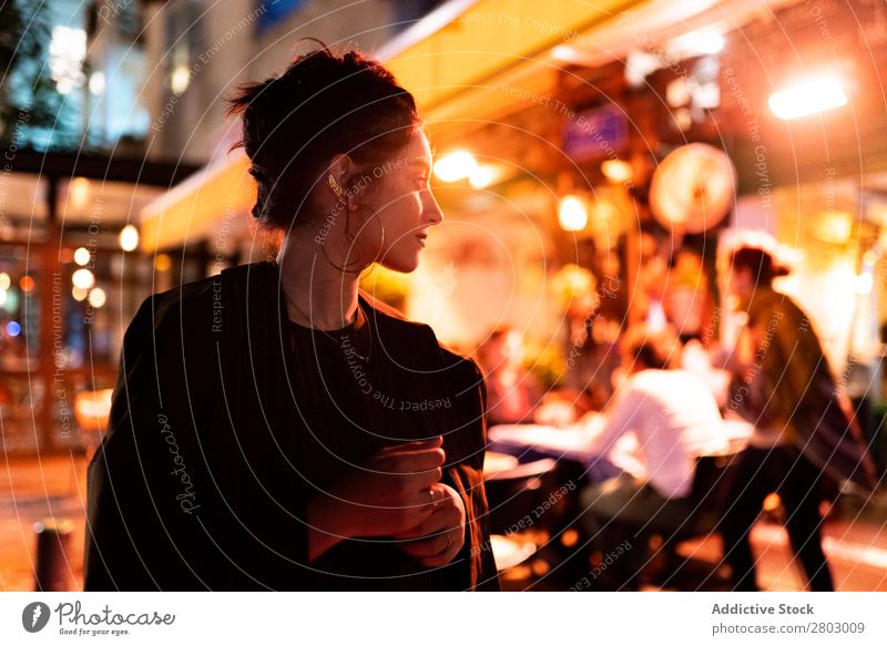 Stilvolle Dame in der Nähe des Straßencafés Frau Schickimicki Café Tel Aviv Israel Nacht trendy Ohrringe Abend Nachtleben Jugendliche Mode elegant Licht