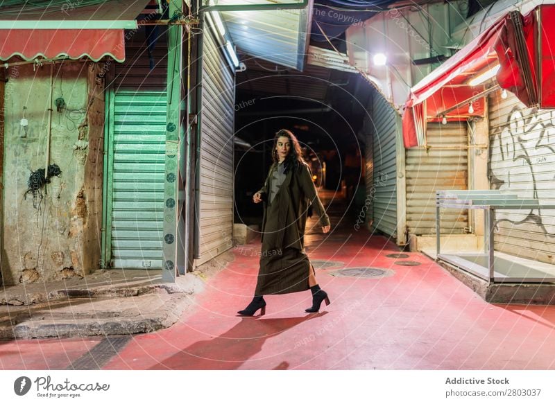 Attraktive, stylische Dame, die nachts auf der Straße spazieren geht. Frau Stil trendy Schickimicki Tel Aviv Israel alt Nacht laufen Abend attraktiv Jugendliche