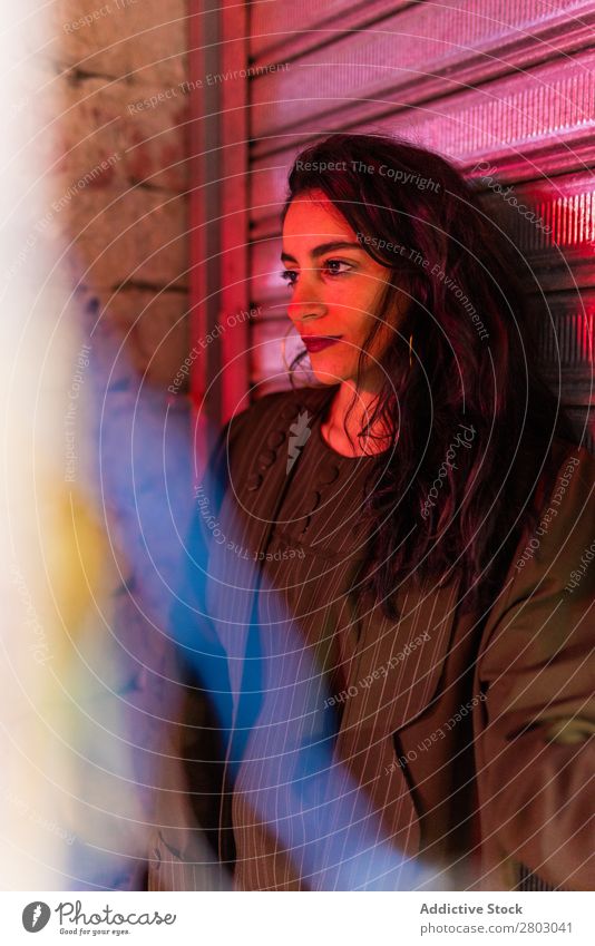 Attraktive, stylische Dame an der Wand Frau Stil trendy Tel Aviv Israel Pinkness Nacht Straße erleuchten Licht attraktiv Jugendliche Abend schön Mode elegant