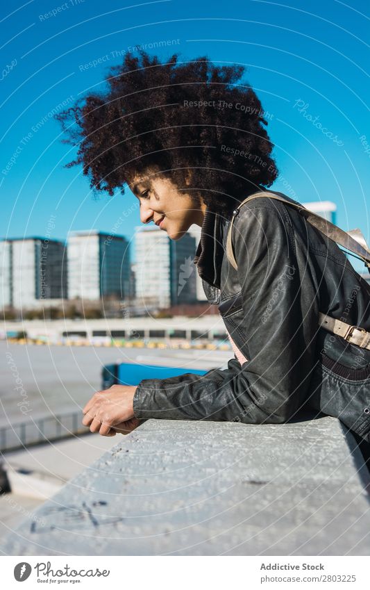 Porträt einer schwarzen Frau mit Afro-Haaren Erwachsene Afrikanisch Afro-Look Amerikaner Hintergrundbild schön Beautyfotografie lässig heiter lockig niedlich