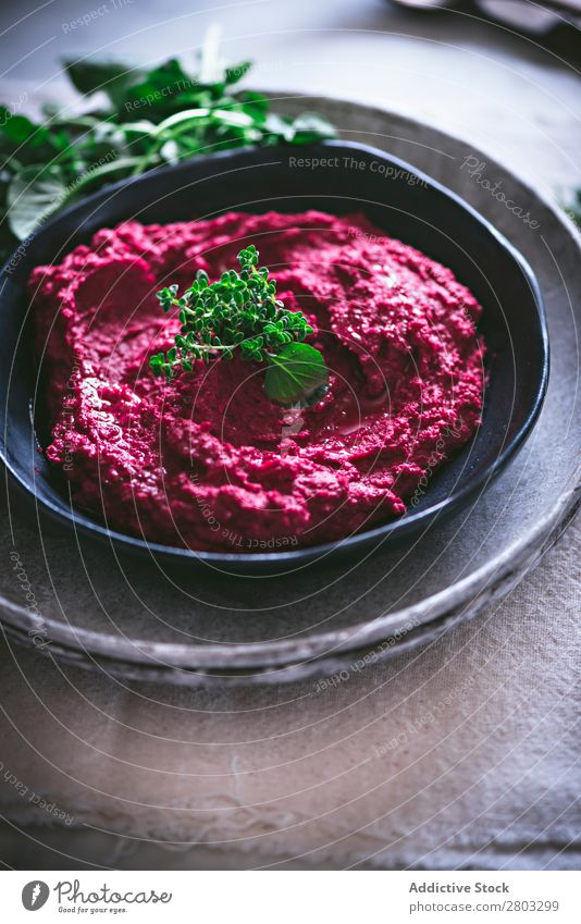 Hummus auf Teller oben Vorspeise Schürze arabisch Hintergrundbild Rote Beete Kichererbsen Essen zubereiten lecker Diät Dip eintauchend Östlich Lebensmittel