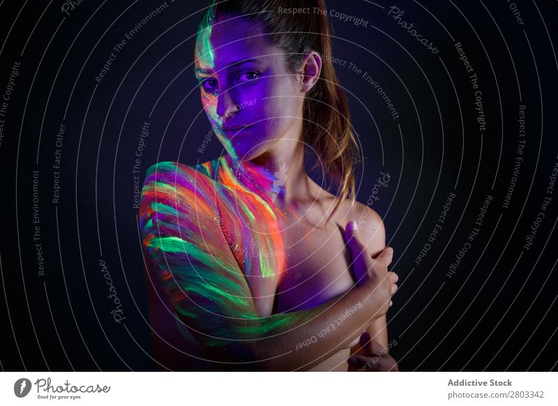 Topless-Modell im Neonlicht ultraviolett Figur purpur genießen Pose dunkel Licht Frau schön fluoreszierend Kunst mehrfarbig hell Kreativität gefärbt Körper