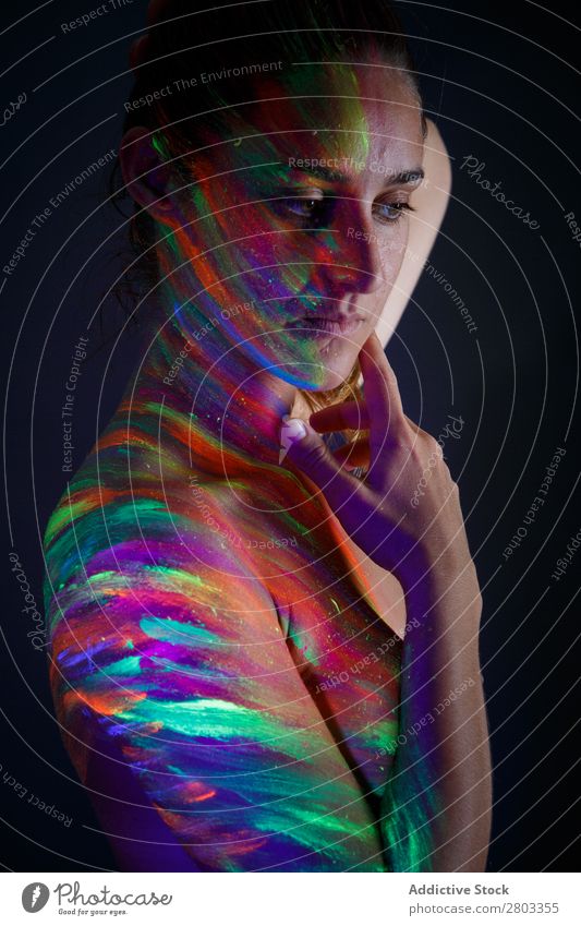 Topless-Modell im Neonlicht ultraviolett Figur purpur genießen Pose dunkel Licht Frau schön fluoreszierend Kunst mehrfarbig hell Kreativität gefärbt Körper