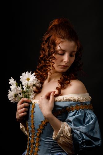 Schöne Frau in mittelalterlicher Kleidung Barock Halt Blume Margeriten Karneval Renaissance Prinzessin Königlich Maskerade Phantasie Bekleidung Aristokratie