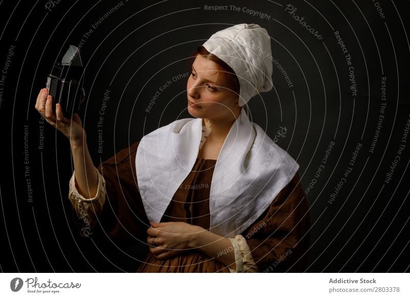 Mittelalterliches Dienstmädchen nimmt Selbstgefälligkeit ein mittelalterlich Fotoapparat Selfie Entwurf Frau Bekleidung historisch Kleid Kostüm Jungfer