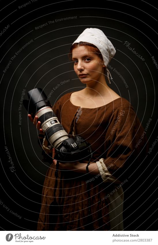 Mittelalterliche Frau mit Fotokamera Fotoapparat rothaarig Barock Entwurf Kleid mittelalterlich Karneval Renaissance Prinzessin Königlich Maskerade Phantasie