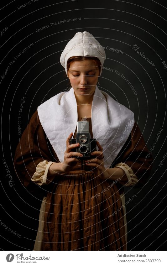 Mittelalterliche Frau mit Fotokamera Fotoapparat rothaarig Barock Entwurf Kleid mittelalterlich Karneval Renaissance Prinzessin Königlich Maskerade Phantasie