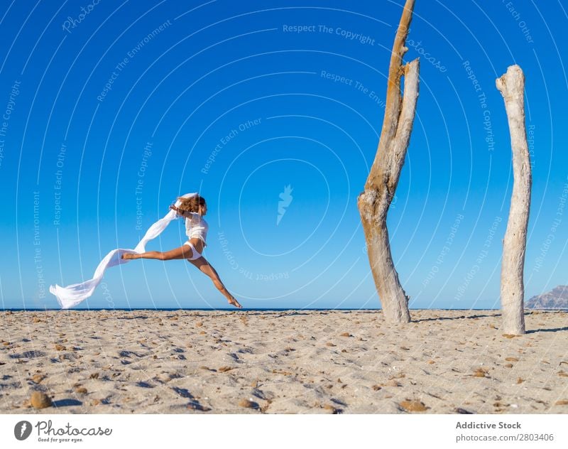 Frau beim Springen mit Pareo am Strand ruhen springen pareo Sommer Ferien & Urlaub & Reisen Jugendliche Erholung Lifestyle Meer schön Rüssel Blauer Himmel