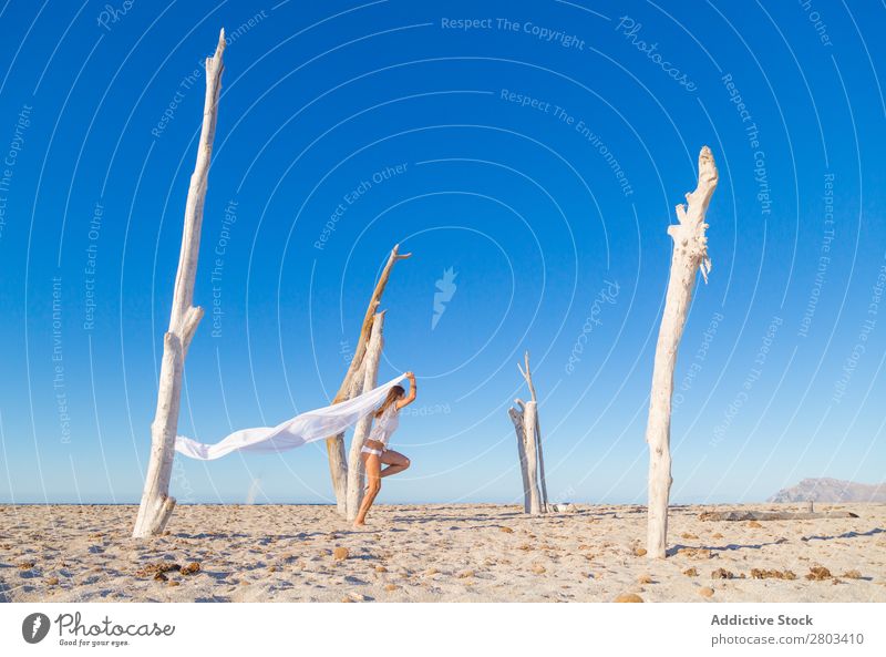 Frau beim Springen mit Pareo am Strand ruhen springen pareo Sommer Ferien & Urlaub & Reisen Jugendliche Erholung Lifestyle Meer schön Rüssel Blauer Himmel