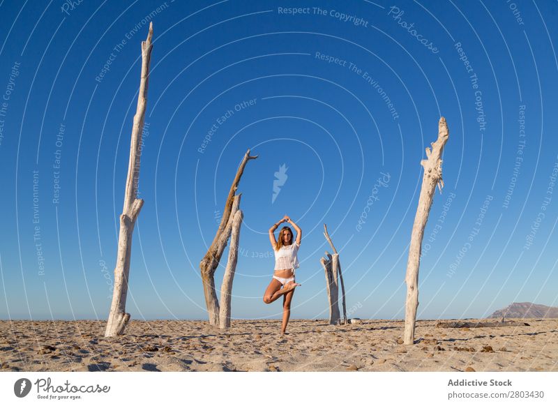 Frau beim Yoga am Strand ruhen Meditation Sommer Ferien & Urlaub & Reisen Jugendliche Erholung Asana Frieden üben Gleichgewicht Fitness Zen ruhig Wellness Pose