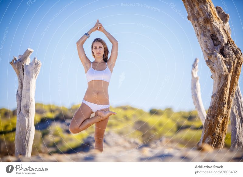 Frau beim Yoga am Strand ruhen Meditation Sommer Ferien & Urlaub & Reisen Jugendliche Erholung Asana Frieden üben Gleichgewicht Fitness Zen ruhig Wellness Pose