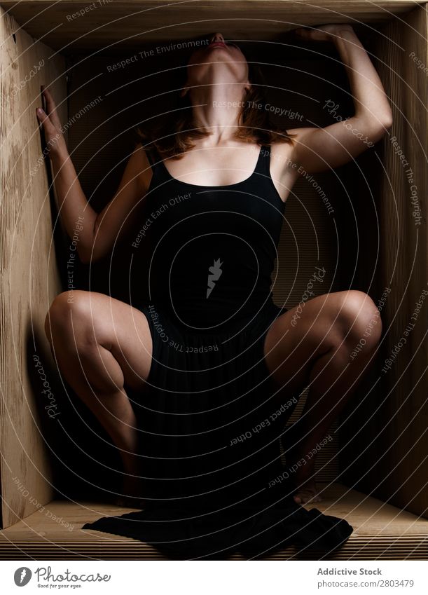 Provokante Frau im Karton sitzend verführerisch Kleid Kasten Bildunterschrift aufreizend Entwurf Körperhaltung reizvoll genießen attraktiv Model eingeschränkt
