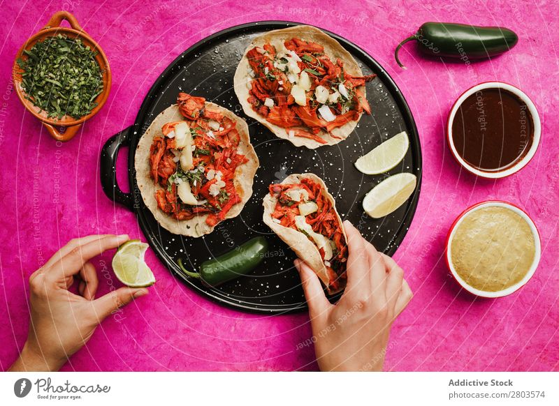 Ernte Hand haltend Taco Al Pastor taco al pastor Frau Mexikaner Lebensmittel Fladenbrot Fleisch Speise Mittagessen Essen zubereiten Raum heimwärts Würzig