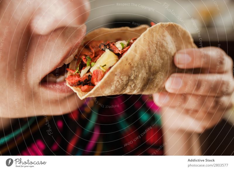 Getreidefrau mit Taco Al Pastor taco al pastor Frau Mexikaner Lebensmittel Fladenbrot Fleisch Speise Mittagessen Essen zubereiten Raum heimwärts Würzig