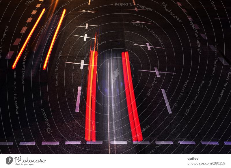 Bremsspur Verkehr Verkehrswege Straßenverkehr Autofahren Straßenkreuzung Streifen leuchten modern Geschwindigkeit orange rot schwarz weiß Kraft gefährlich