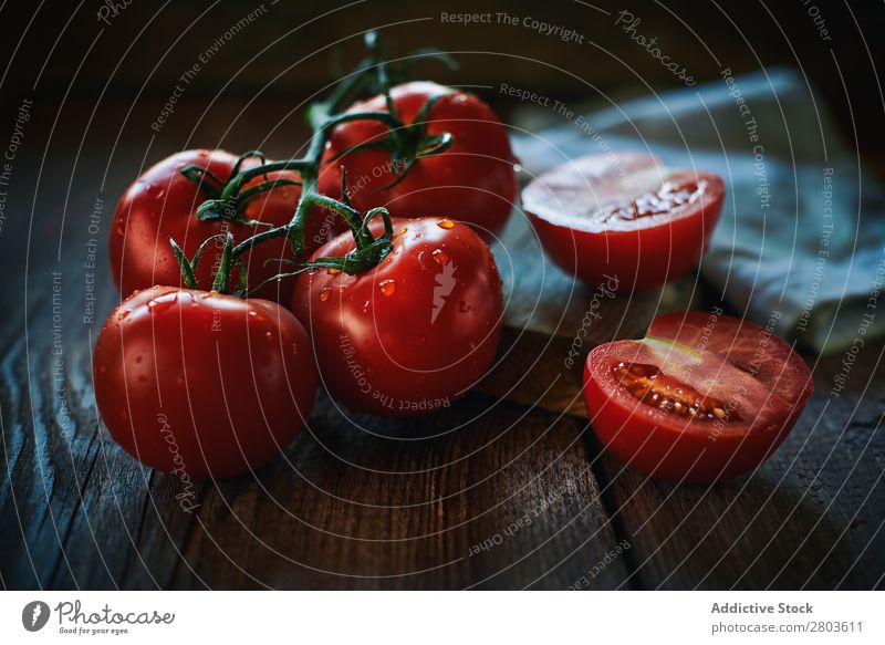 Frische Tomaten auf Holztisch Tisch frisch nass Serviette Haufen Gesundheit rot Lebensmittel Gemüse organisch reif Zutaten Vegane Ernährung Hälfte geschnitten