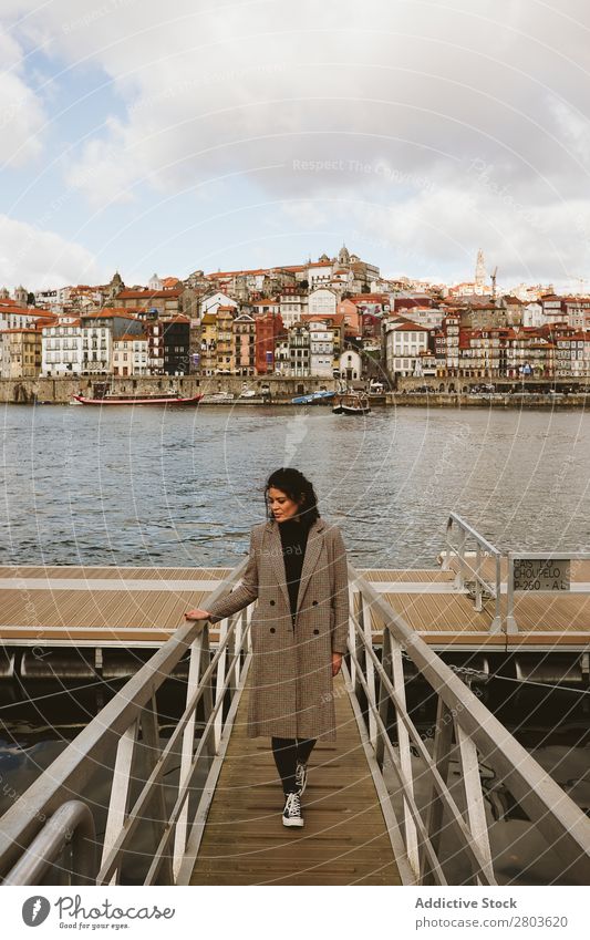 Elegante Frau am Pier in der Altstadt stehend Anlegestelle Großstadt Fluss alt Wolken Himmel Porto Portugal Ferien & Urlaub & Reisen Ausflug Tourismus Fernweh