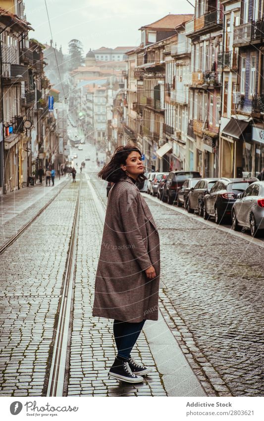 Trendige Frau auf der Old City Street Großstadt alt Straße gepflastert Wegsehen Tourismus Porto Portugal Jugendliche Mode Ferien & Urlaub & Reisen Ausflug