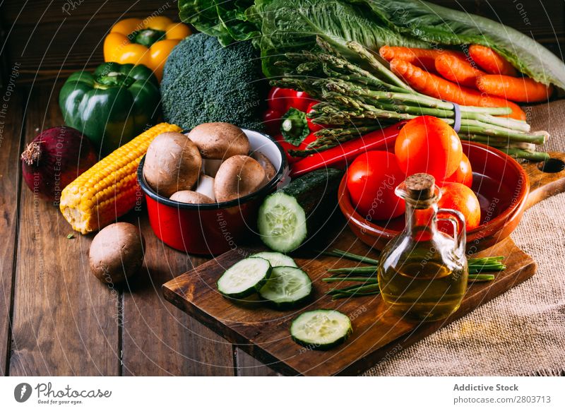 Gemüse und Geschirr auf dem Küchentisch frisch Vitamin flache Verlegung Erdöl Zusammensetzung Mais Zwiebel Zutaten Messer Pfeffer Vogelperspektive Lebensmittel