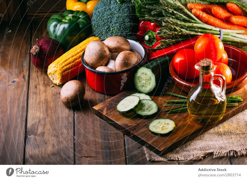 Gemüse und Geschirr auf dem Küchentisch frisch Vitamin flache Verlegung Erdöl Zusammensetzung vertikal Mais Zwiebel Zutaten Messer Pfeffer Vogelperspektive