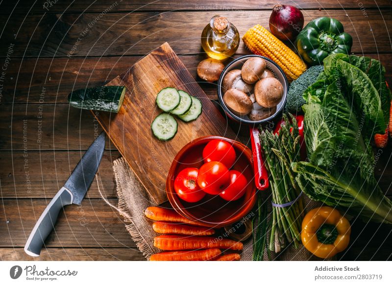 Gemüse und Geschirr auf dem Küchentisch Utensilien kochen & garen Tisch Leinen Sortiment frisch Lebensmittel Gesundheit organisch Vegane Ernährung Messer