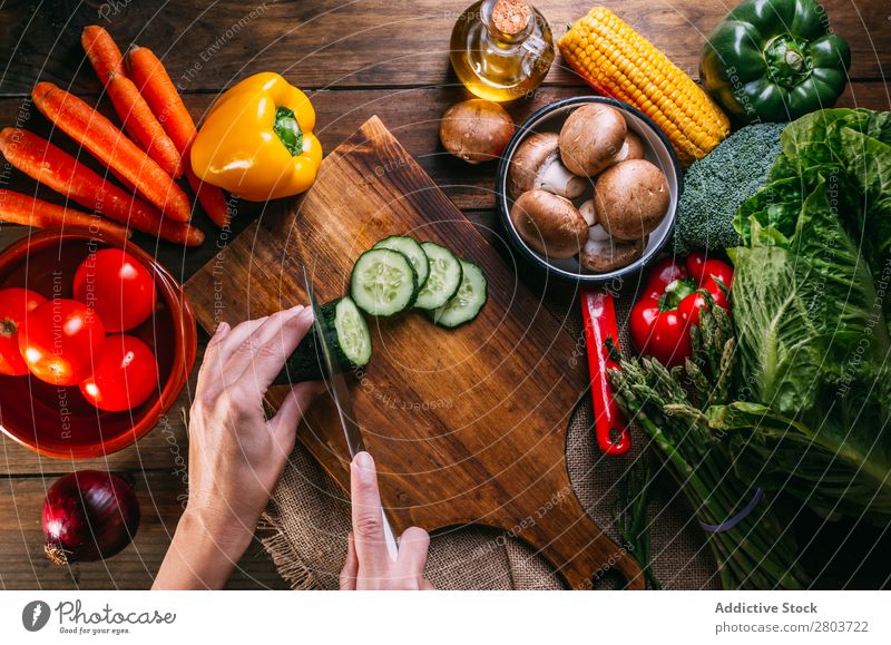 Gemüse und Geschirr auf dem Küchentisch frisch Vitamin flache Verlegung Erdöl Zusammensetzung vertikal Mais Zwiebel Zutaten Messer Pfeffer Vogelperspektive