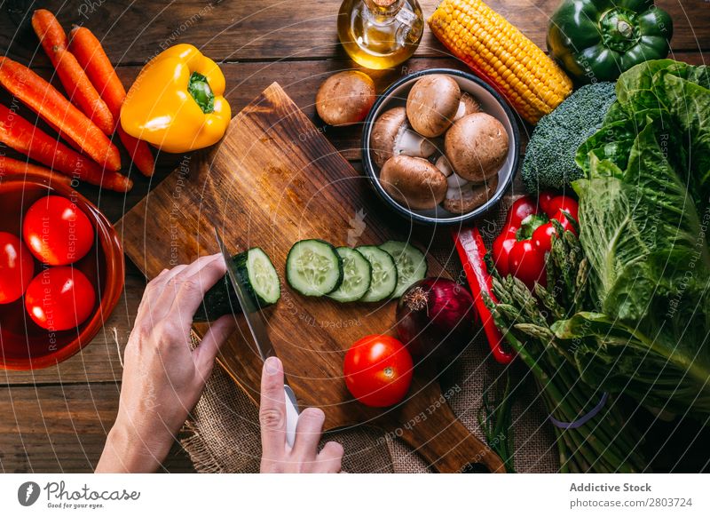 Gemüse und Geschirr auf dem Küchentisch frisch Vitamin flache Verlegung Erdöl Zusammensetzung Mais Zwiebel Zutaten Messer Pfeffer Vogelperspektive Lebensmittel
