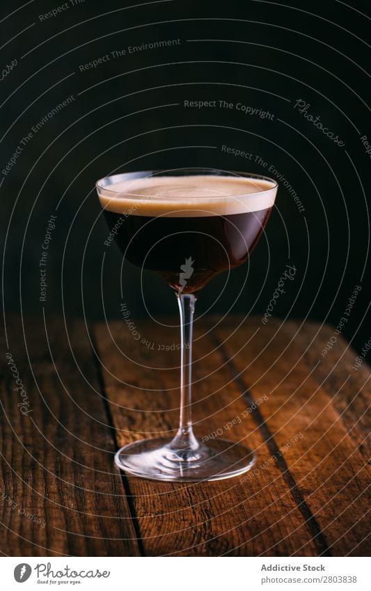 Espresso-Martini-Cocktail Alkohol Bohnen Getränk schwarz Koffein Kaffee kalt kaltes Brühen Tasse trinken Schaum Lebensmittel Glas Feinschmecker Eis Milch
