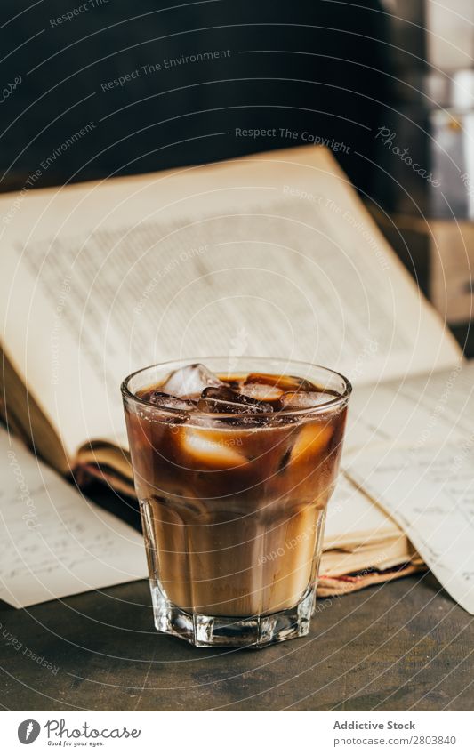 Kaltes Espresso-Kaffeeglas Antiquität aromatisch Bohnen Getränk Buch Frühstück brauen braun Koffein Kaffeepause Kaffeekanne Creme Tasse trinken Emaille