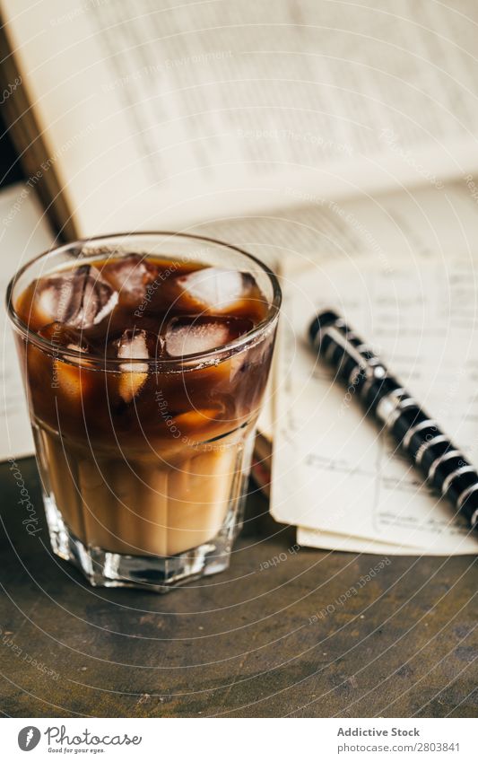 Kaltes Espresso-Kaffeeglas Antiquität aromatisch Bohnen Getränk Buch Frühstück brauen braun Koffein Kaffeepause Kaffeekanne Creme Tasse trinken Emaille