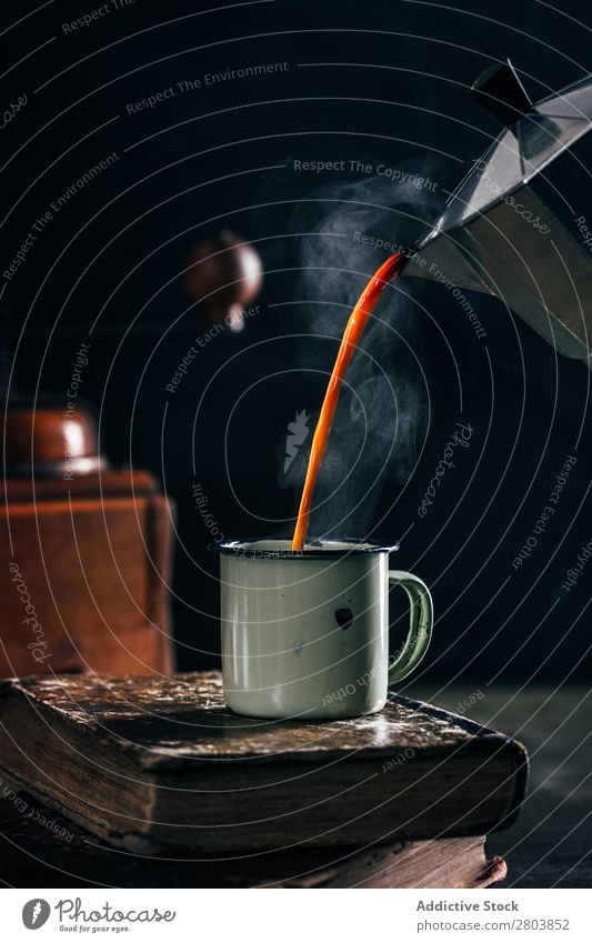 Portionieren von heißem Kaffee in einer Email-Tasse Antiquität aromatisch Bohnen Getränk schwarz Buch Frühstück Koffein Kaffeepause Kaffeekanne Creme trinken