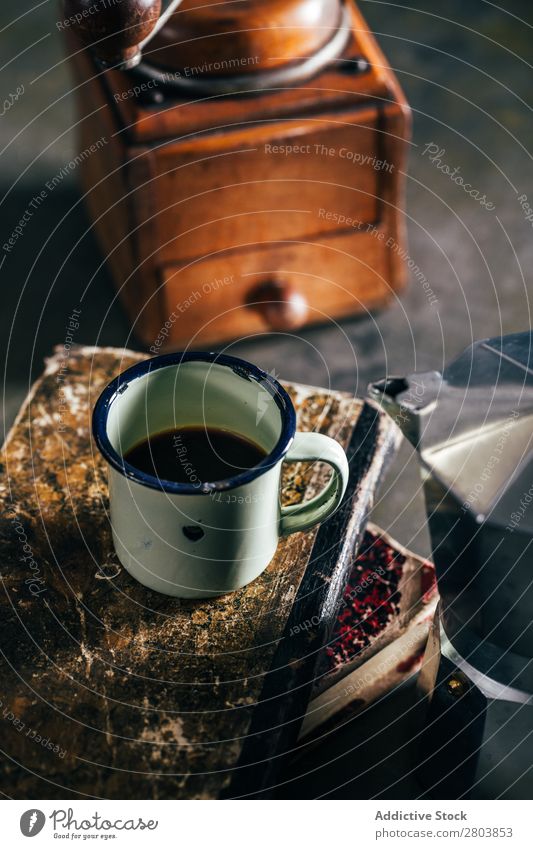 Kaffee in einer Email-Tasse Antiquität aromatisch Bohnen Getränk schwarz Buch Frühstück Koffein Kaffeepause Kaffeekanne Creme trinken Emaille Emailleschüssel