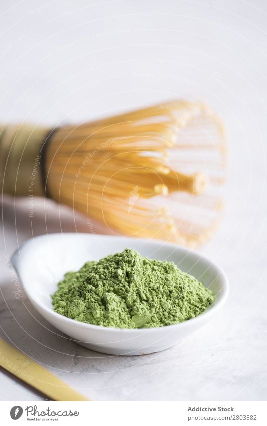Grünes Matcha-Tee-Pulver und Bambusbesen sortiert Getränk brauen trinken grün Gesundheit Kräuter & Gewürze Japaner Baggerlöffel Löffel Teekanne Wasser Rührbesen
