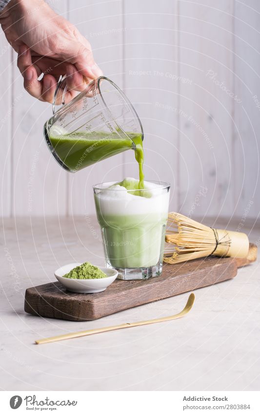 Matcha Latte sortiert Bambus Getränk brauen trinken grün Hand Gesundheit Kräuter & Gewürze Japaner Mann Matcha-Tee Milch Pulver Baggerlöffel Portion Löffel