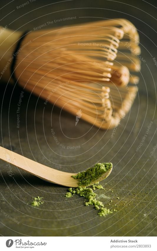 Grünes Matcha-Tee-Pulver und Bambusbesen sortiert Getränk brauen trinken grün Gesundheit Kräuter & Gewürze Japaner Baggerlöffel Löffel Teekanne Wasser Rührbesen