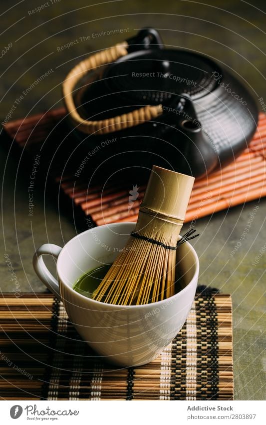 Zubereitung von Matcha-Tee sortiert Bambus Getränk brauen Tasse dunkel trinken grün Gesundheit Kräuter & Gewürze Japaner Pulver Baggerlöffel Teekanne Wasser