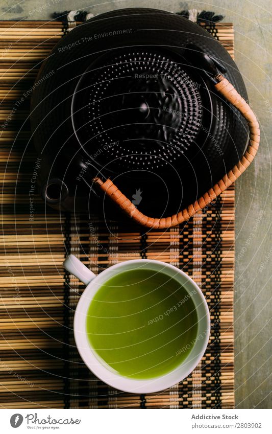 Zubereitung von Matcha-Tee sortiert Bambus Getränk brauen Tasse dunkel trinken grün Gesundheit Kräuter & Gewürze Japaner Pulver Baggerlöffel Teekanne Wasser