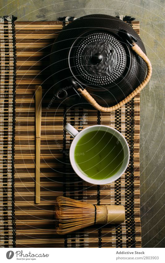 Zubereitung von Matcha-Tee sortiert Bambus Getränk brauen Tasse dunkel trinken grün Gesundheit Kräuter & Gewürze Japaner Pulver Baggerlöffel Löffel Teekanne