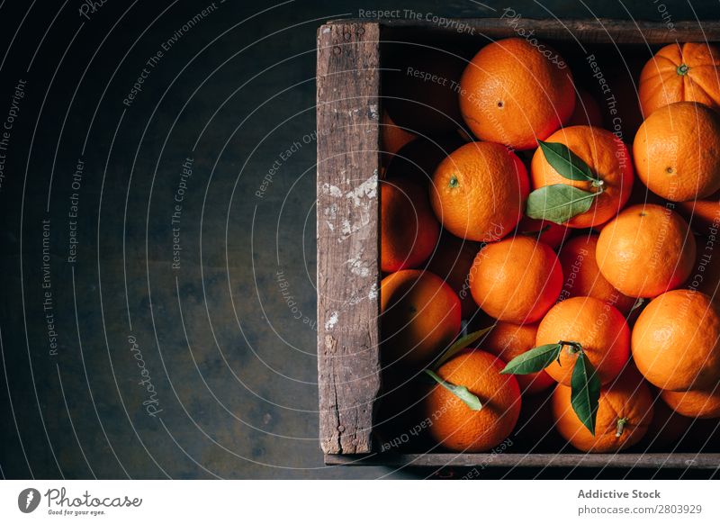Frische Orangen in einer alten Holzkiste Frühstück Zitrusfrüchte lecker trinken frisch Frucht Gesundheit Saft organisch geschmackvoll Vitamin Erfrischung süß