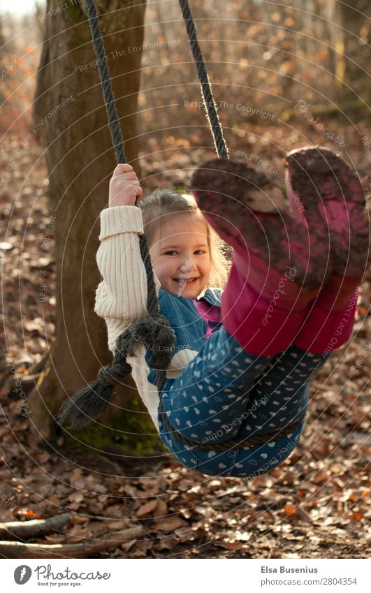Kind Schaukelt Spielen Mensch feminin Mädchen Kindheit Leben 1 3-8 Jahre Natur Bewegung schaukeln dreckig Fröhlichkeit Glück Freude Freizeit & Hobby Farbfoto