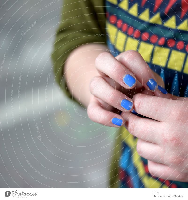 tja ... ömm ... Frau Erwachsene Hand Finger 1 Mensch T-Shirt Nagellack Kosmetik feminin blau Vertrauen Sicherheit Vorsicht Selbstbeherrschung Ehrlichkeit